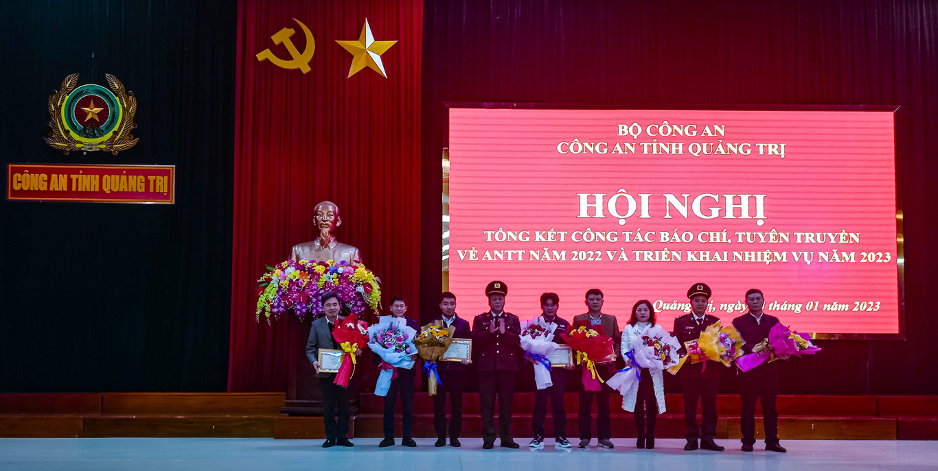 Tại hội nghị, l&atilde;nh đạo C&ocirc;ng an tỉnh đ&atilde; trao bằng khen cho 5 tập thể, 5 c&aacute; nh&acirc;n c&oacute; th&agrave;nh t&iacute;ch xuất sắc trong c&ocirc;ng t&aacute;c tuy&ecirc;n truyền về An ninh trật tự năm 2022 - Ảnh: H.C.D